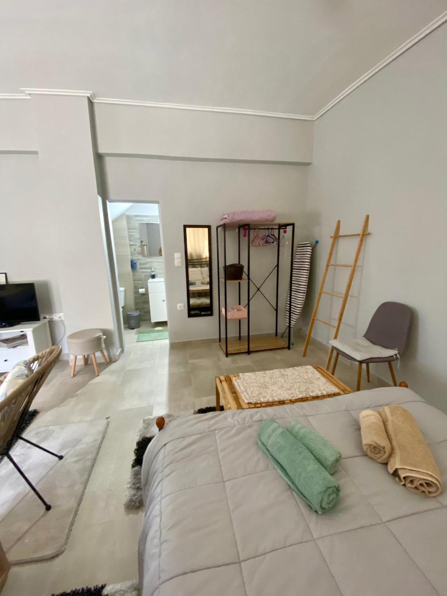 Xrysa'S Central City Apartment Missolonghi Bagian luar foto